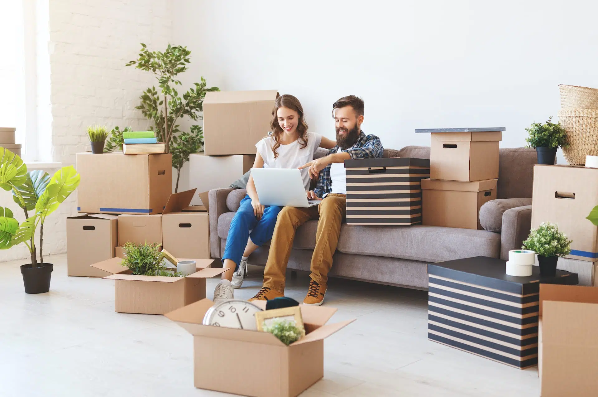 un couple au milieu de ses cartons de déménagement